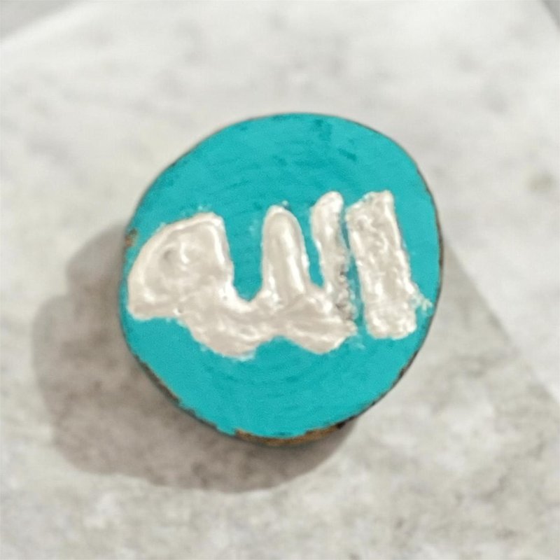 الرسم على القطع الخشبية 