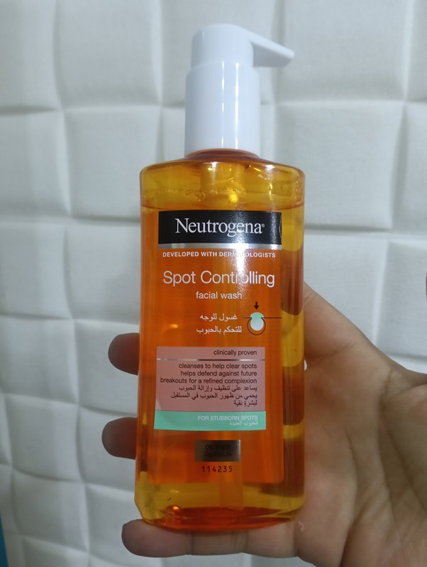 غسول نتروجينا بالسالسيلك للحبوب والبقع