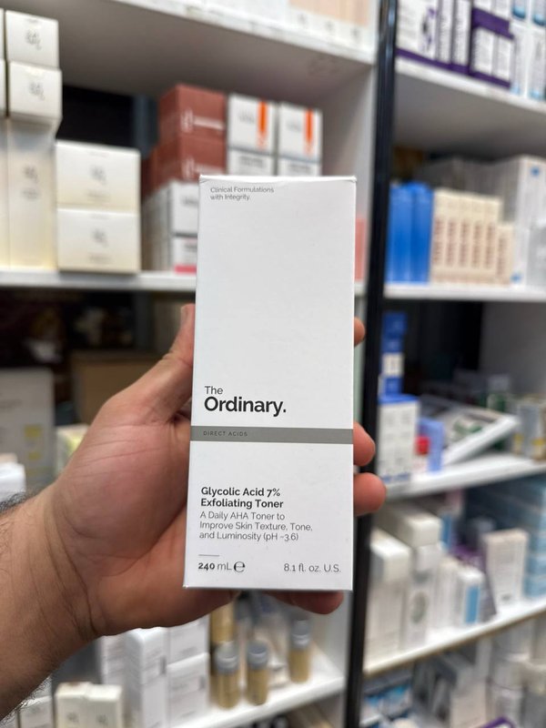  تونر مقشر بحمض الجليكوليك 7% من ذا أورديناري (The Ordinary Glycolic Acid 7% Exfoliating Toner). 